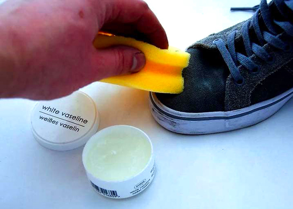 Làm sạch giày Sneaker bằng Vaseline